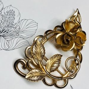❣️4/$15 EUC Vintage Flower & Leaf Accented Brooch.
